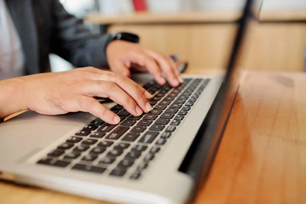 Руки Человека Сидящего Столом Офиса Программирующего Ноутбуке Работающего Над Ежемесячным — стоковое фото