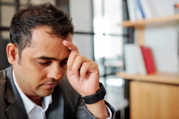 Indian Entrepreneur Trying Concentrate Find Solution Business Problem — Stock Photo, Image