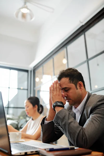 Stresszes Indiai Vállalkozó Túlgondolja Megoldást Amikor Előtt Nyitott Laptop Imádkozó — Stock Fotó