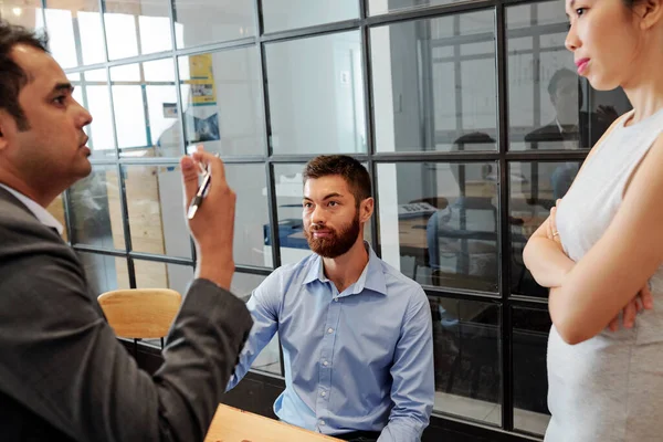 Jeune Homme Affaires Barbu Souriant Écoute Discours Émotionnel Son Collègue — Photo