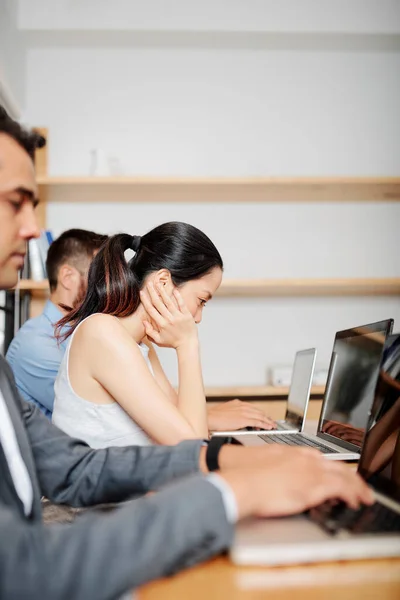 Joven Mujer Negocios Asiática Tratando Concentrarse Trabajo Ella Está Leyendo —  Fotos de Stock