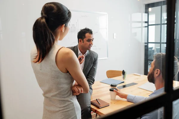 Imprenditore Indiano Emotivo Che Dimostra Suo Punto Vista Nell Incontro — Foto Stock