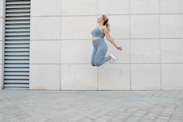 Feliz Emocionado Más Tamaño Joven Mujer Saltando Alto Aire — Foto de Stock