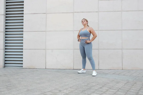 Bastante Forma Joven Más Mujer Tamaño Sujetador Deportivo Polainas Pie — Foto de Stock