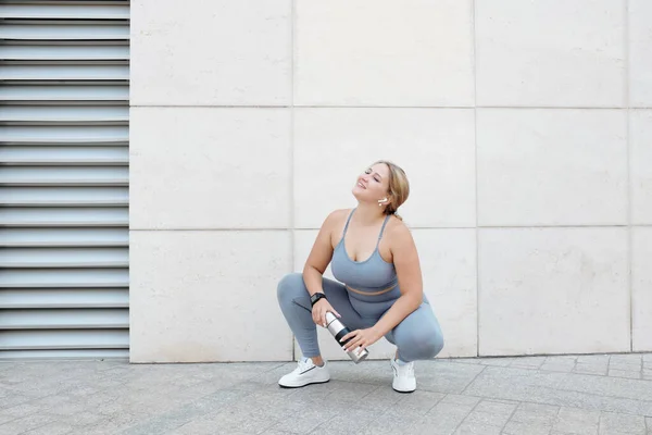 Mujer Joven Feliz Escuchando Música Bebiendo Agua Después Entrenar Aire — Foto de Stock