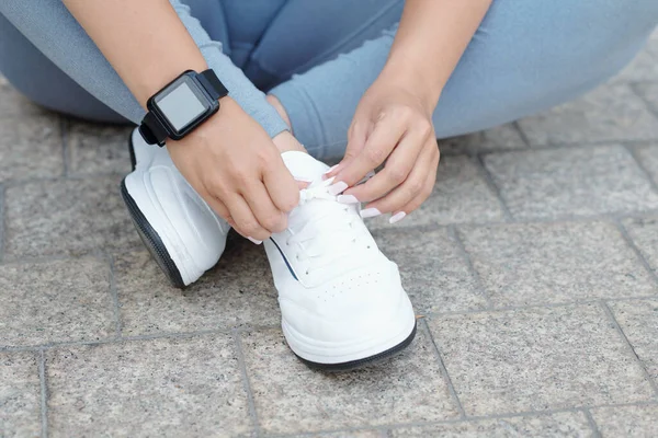Nahaufnahme Einer Sportlerin Mit Smartwatch Handgelenk Die Schnürsenkel Bindet Und — Stockfoto