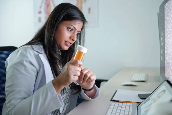 Junger Indischer Allgemeinmediziner Ruft Mitarbeiter Und Diskutiert Neue Pillen Oder — Stockfoto