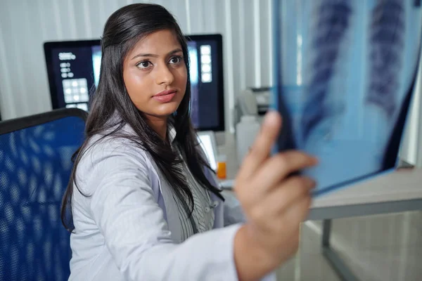 Hübsche Junge Indische Radiologin Untersucht Röntgenbild Der Brust Eines Patienten — Stockfoto
