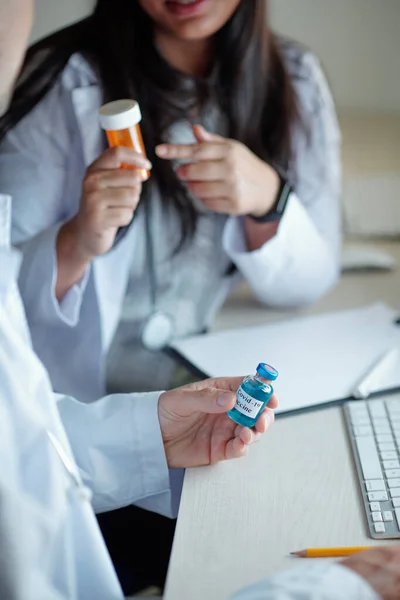 Läkare Som Förskriver Antidepressiva Läkemedel Till Patienter Som Vaccinerats Med — Stockfoto