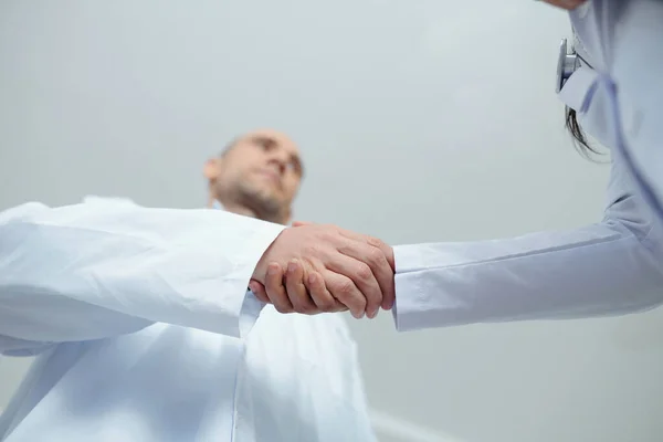 Trabajadores Médicos Dándose Mano Saludándose Comienzo Del Turno Vista Desde — Foto de Stock