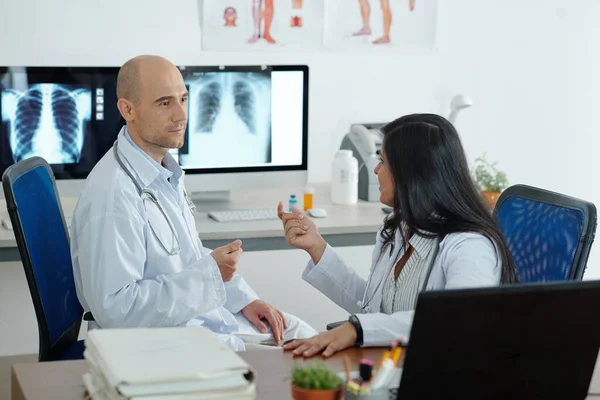 Pneumologen Diskutieren Schwierigen Fall Sie Sitzen Raum Mit Röntgenaufnahmen Der — Stockfoto