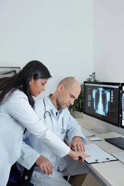 Equipo Médicos Serios Discutiendo Cardiograma Del Paciente Que Sufre Dolor — Foto de Stock