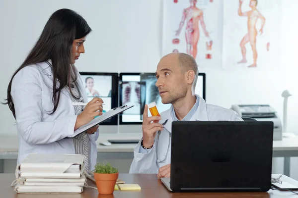 Arzt Empfiehlt Seinem Kollegen Der Notizen Dokument Auf Klemmbrett Macht — Stockfoto