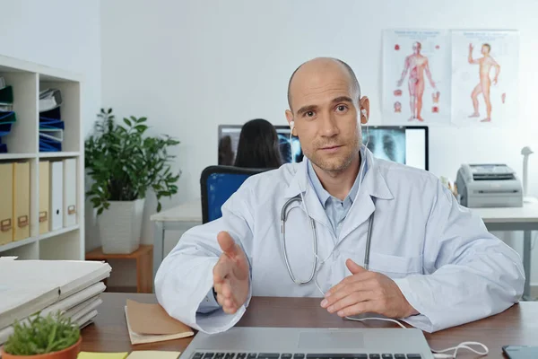 Porträt Eines Arztes Laborkittel Und Kopfhörer Bei Einem Online Meeting — Stockfoto