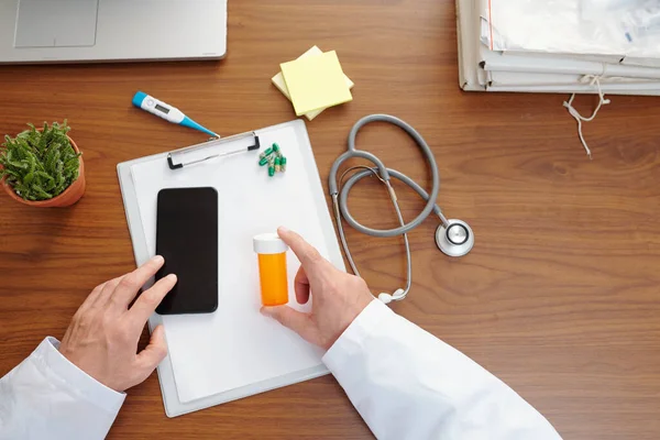 Manos Del Médico Revisando Teléfono Inteligente Escribir Receta Para Paciente —  Fotos de Stock