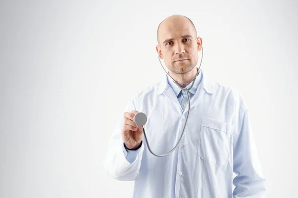 Retrato Médico General Calvo Serio Posando Con Estetoscopio Mirando Cámara —  Fotos de Stock