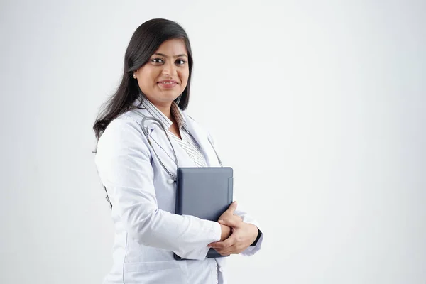 Dość Pewny Siebie Młody Indyjski Lekarz Pozowanie Tabletem Białym Tle — Zdjęcie stockowe