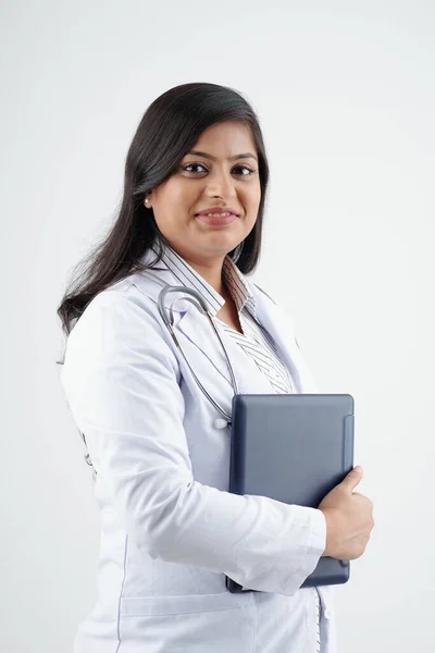 Portrait Jeune Femme Médecin Souriante Blouse Laboratoire Tenant Ordinateur Tablette — Photo