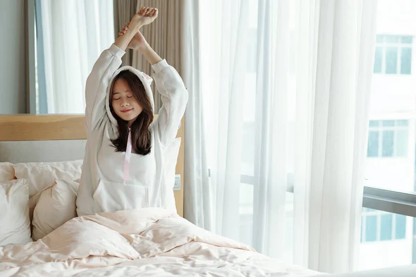 Hermosa Joven Asiática Sonriente Estirándose Cama Después Despertarse Por Mañana —  Fotos de Stock