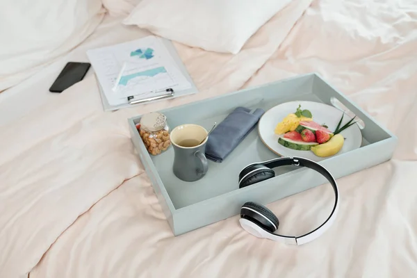 Tablett Mit Obstsalat Tasse Tee Und Glas Cashewnüssen Auf Dem — Stockfoto