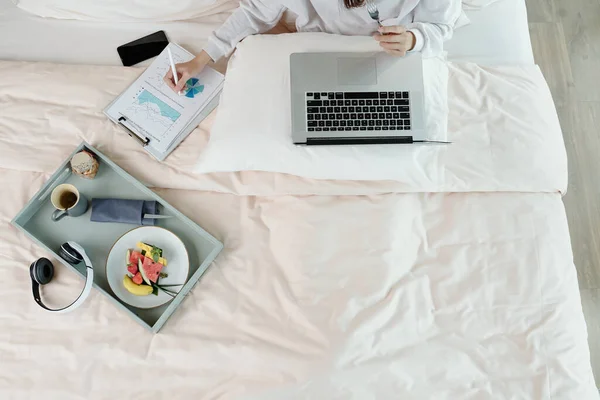 Жінка Їсть Фруктовий Салат Працює Ноутбуці Підписує Схему Кишені Сидячи — стокове фото