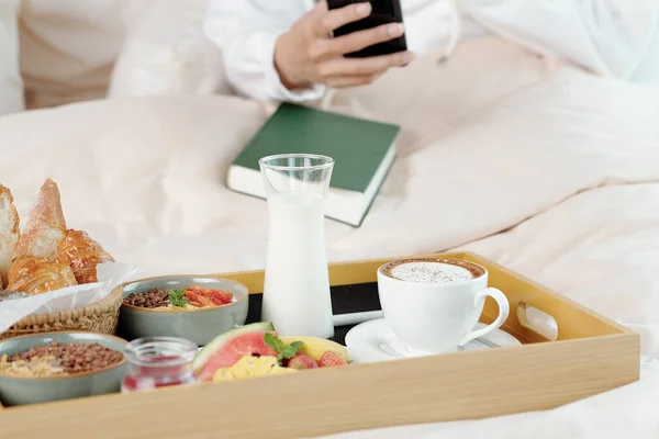 Tasse Kaffee Glas Joghurt Ohne Milchprodukte Obst Brot Und Müslischale — Stockfoto