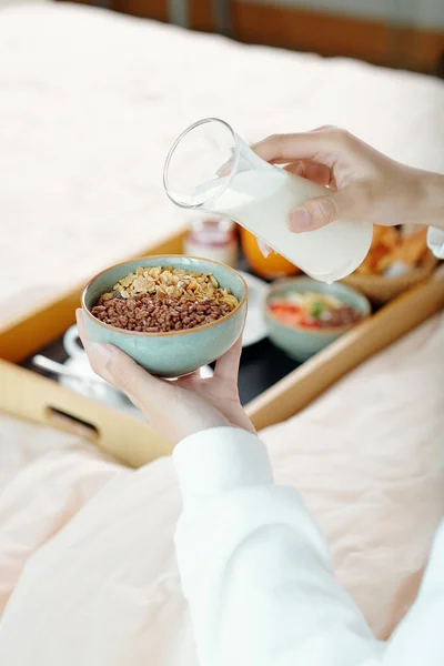 Mãos Mulher Derramando Iogurte Não Lácteos Tigela Granola Que Ela — Fotografia de Stock