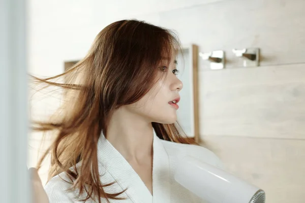 Красивая Молодая Азиатка Вытирает Волосы Перед Зеркалом Ванной Собирается Утром — стоковое фото