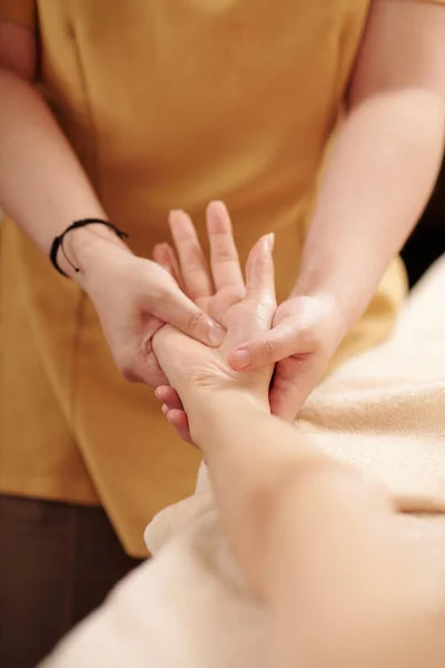 Close Image Beautician Massaging Hands Female Client Restore Balance Body — Stock Photo, Image