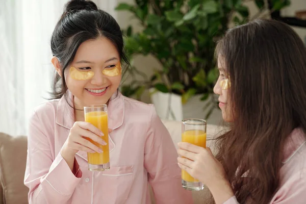 Aantrekkelijke Jonge Glimlachende Vrouw Met Pleisters Onder Ogen Drinken Van — Stockfoto