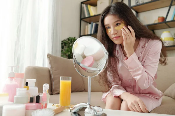 Mooie Jonge Vrouw Aanbrengen Undereye Pleisters Voorkant Van Spiegel Wanneer — Stockfoto