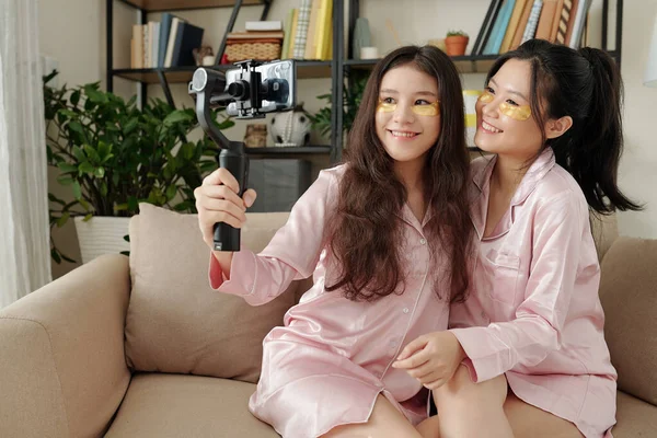 Vrolijke Mooie Jonge Vrouwen Pyjama Zitten Bank Thuis Met Collageen — Stockfoto