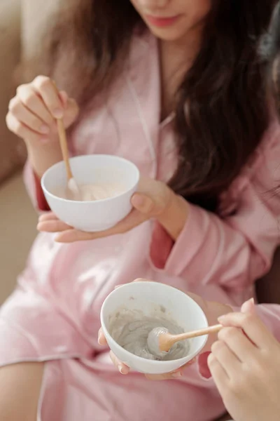 Close Beeld Van Jonge Vrouwen Mengen Poederklei Water Kom Het — Stockfoto