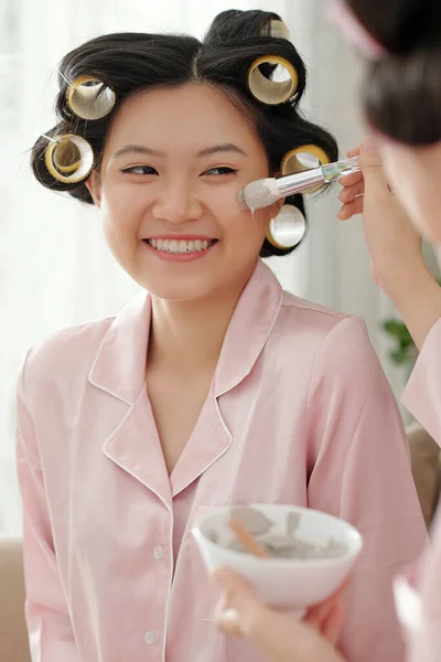 Porträt Einer Hübschen Jungen Asiatin Mit Haarwalzen Die Eine Tonmaske — Stockfoto