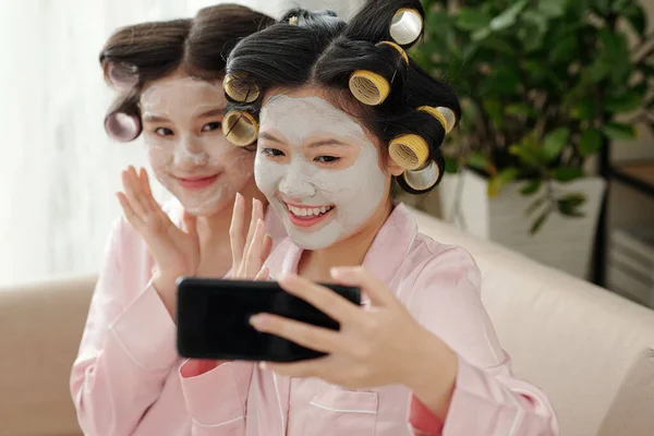 Feliz Sonrisa Las Mujeres Jóvenes Con Tomar Selfie Con Mascarilla — Foto de Stock