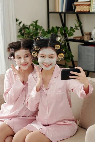 Portret Van Vrolijke Opgewonden Jonge Mooie Vrouwen Met Haarrollen Hydraterende — Stockfoto