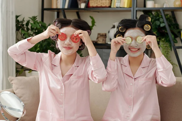 Mujeres Jóvenes Alegres Con Máscaras Hidratantes Las Caras Que Cubren — Foto de Stock