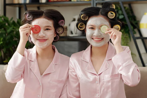 Retrato Mujeres Jóvenes Alegres Aplicando Máscaras Barro Rebanadas Verduras Los — Foto de Stock