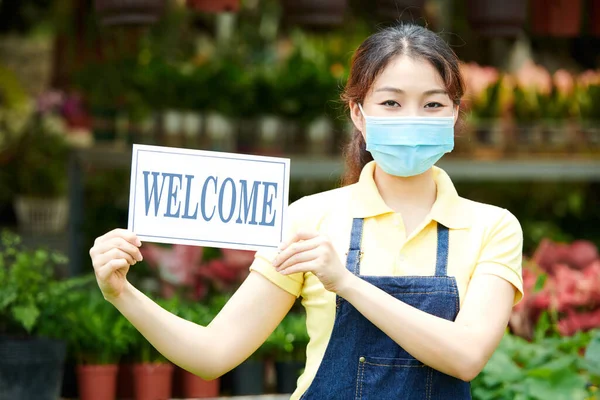 Travailleur Centre Jardinage Masque Médical Tenant Signe Bienvenue Invitant Les — Photo