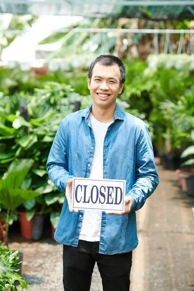 Fröhlicher Junger Mann Mit Verschlossenem Schild Gartencenter — Stockfoto