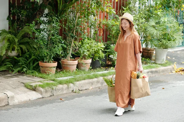 Улыбающаяся Молодая Женщина Шляпе Льняном Платье Идущая Домой После Покупок — стоковое фото