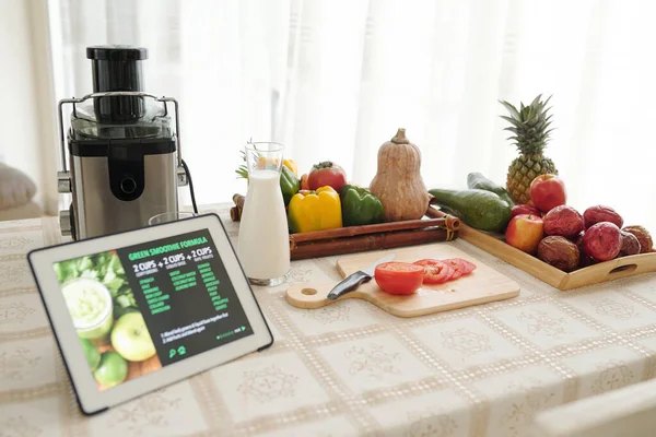 Tomaten Joghurt Ohne Milchprodukte Frisches Gemüse Und Digitales Tablet Mit — Stockfoto