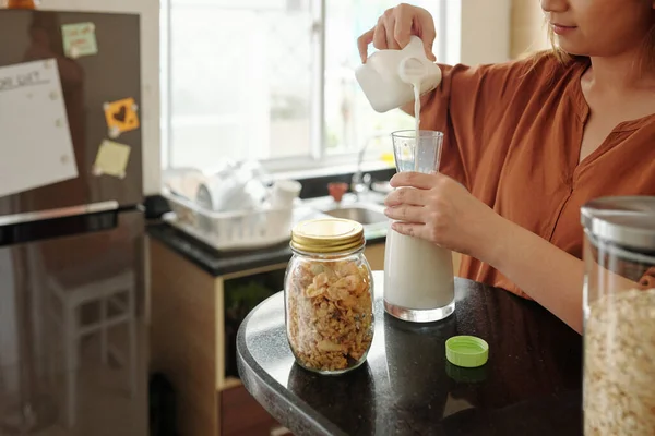 Imagen Recortada Mujer Joven Llenando Tarro Vidrio Con Leche Entera — Foto de Stock