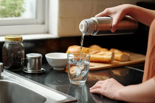 Hände Durstiger Frau Gießen Wasser Aus Thermoskanne Glas Auf Küchentheke — Stockfoto