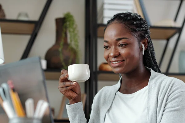 Portrét Radostné Mladé Podnikatelky Pije Kávu Video Volá Kolegy Diskutovat — Stock fotografie