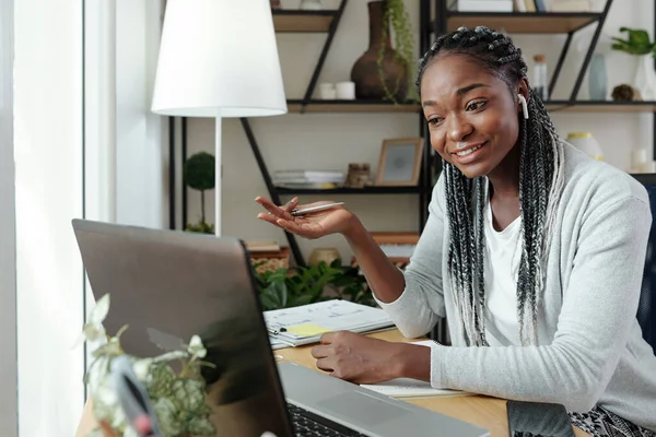 Veselý Mladý Businesswoman Dělat Video Hovor Vysvětlovat Své Kreativní Nápady — Stock fotografie