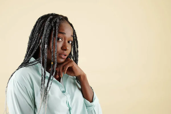 Saçları Örgülü Utangaç Genç Bir Kadının Portresi Kameraya Bakıyor Sarıda — Stok fotoğraf