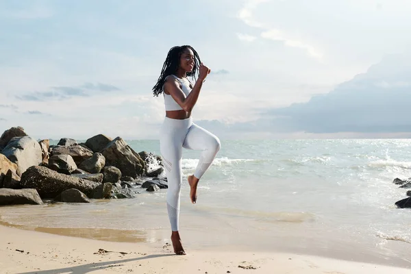 Sorrindo Mulher Apto Fazendo Exercício Salto Praia Areia Belas Rochas — Fotografia de Stock