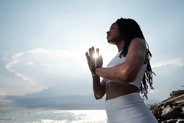 Mooie Rustige Pasvorm Jonge Vrouw Houden Handen Namaste Mudra Bij — Stockfoto