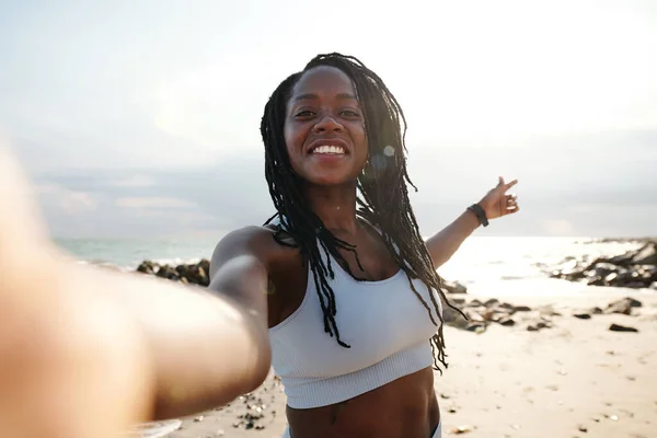 Bela Jovem Sorridente Com Dreadlocks Tirando Selfie Praia Depois Treinar — Fotografia de Stock